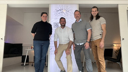 Gruppenfoto vor dem Expercience Lab