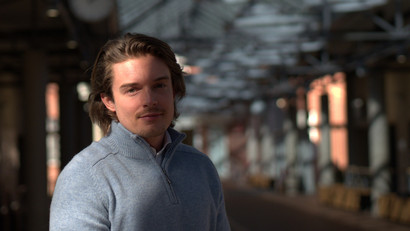 Finn Bongert berichtet. Portraitfoto von Finn Bongert, Studierender des Masters Management & Sustainable Accounting and Finance