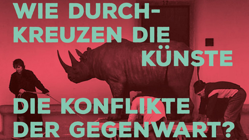 Drei Personen schieben eine Rhinozeros-Skulptur auf einem Rollbrett. Darauf der Text "Wie durchkreuzem die Künste die Konflikte der Gegenwart?" 