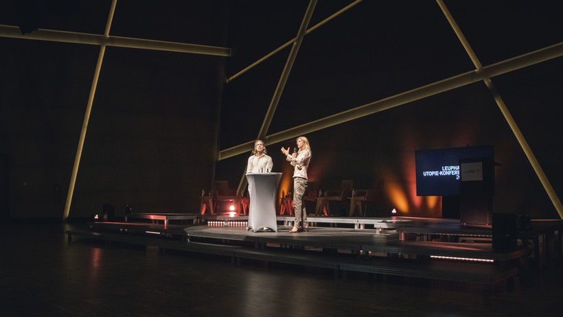 Maja Göpel und Richard David Precht auf einer Bühne