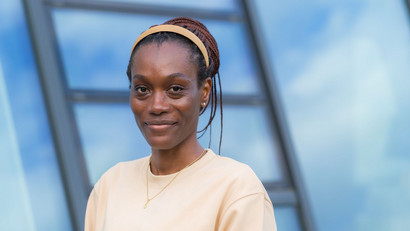 Afua Antwi berichtet. Portraitfoto von Afua Antwi, Studierende des Masters Sustainability Science: Resources, Materials and Chemistry