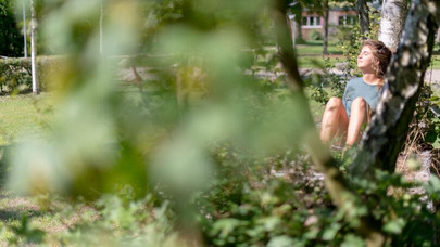 Studentin in der Sonne