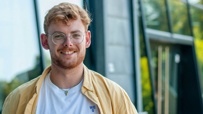 Timon Scheuer in front of the Leuphana central building