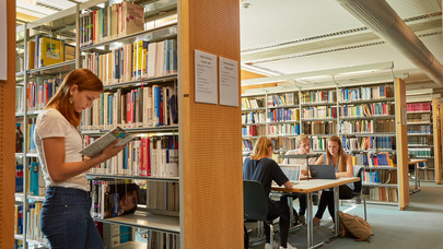 Studierende der Leuphana Universität in der Bibliothek