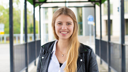 Annika Mertens berichtet. Portraitfoto von Annika Mertens, Studierende des Masters Work and Organizational Psychology