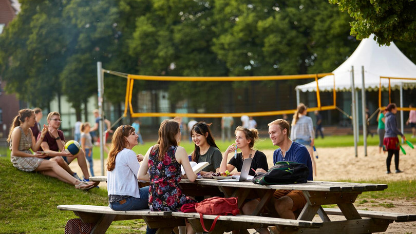 Gruppenarbeit des Master Cultural Studies auf der Mensawiese