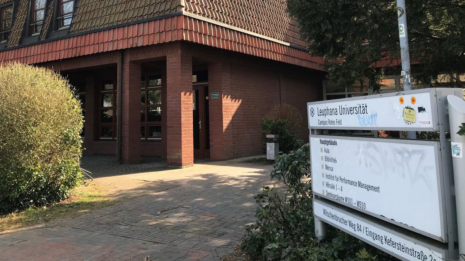 Eine Notunterkunft für Vertriebene aus der Ukraine möchte die Hansestadt Lüneburg kurzfristig in den Räumen der früheren Mensa und Bibliothek der Leuphana Universität im Roten Feld einrichten. (Foto: Hansestadt Lüneburg)