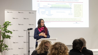 Isabel Feichtner bei der LIAS Lecture, Powerpoint im Hintergrund