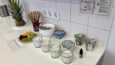 Das Foto zeigt Lebensmittel und Produkte, die in der Lernwerkstatt "Riechen und Schmecken" probiert werden dürfen.