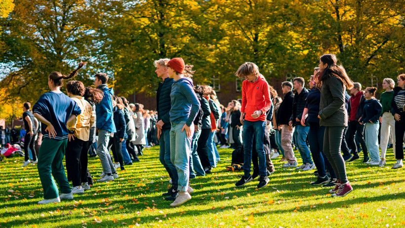 Studierende, die auf der Mensawiese tanzen