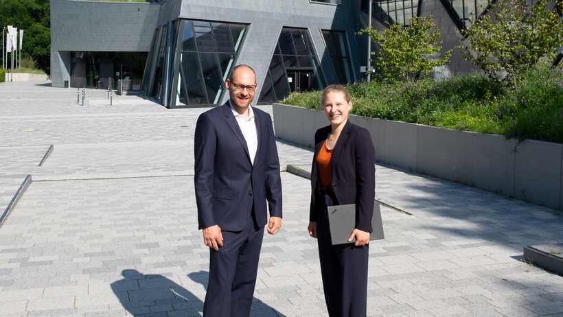 Prof. Dr. Matthias Schmidt und Kathrin Kramer helfen mit ihrer Forschung, Produktionen in mittelständischen Unternehmen zu digitalisieren. 