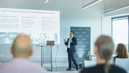 Paul Drews stellt die Leuphana Innovation Community Nachhaltige Produktion vor.