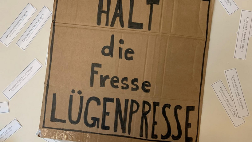 Provozierende Plakate und selbst gestaltete Sticker machen auf das Thema aufmerksam.