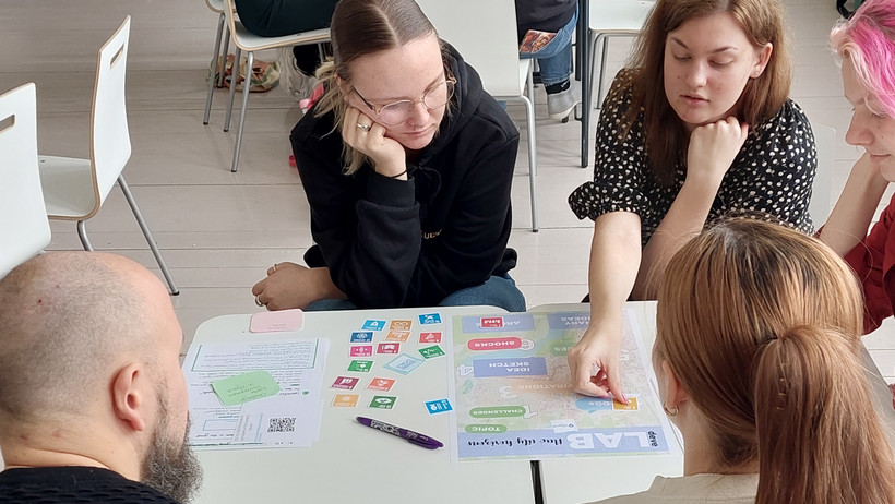 Teilnehmende beim Workshop mit SDGs