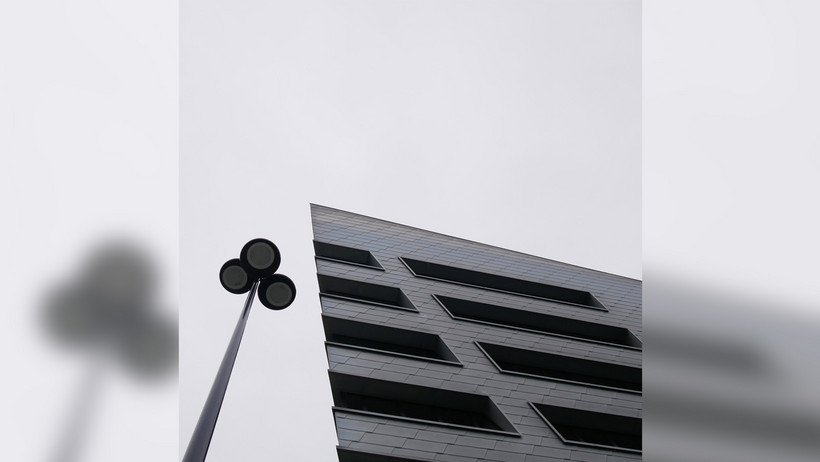 Das Schwarz/Weiß-Bild zeigt das Zentralgebäude und eine Straßenlaterne aus ungewöhnlicher Perspektive