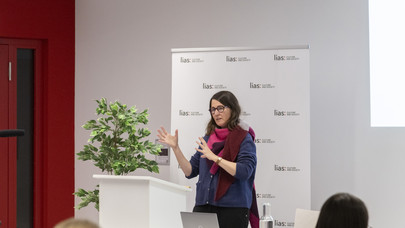 Isabel Feichtner bei der LIAS Lecture, Dekoration im Hintergrund