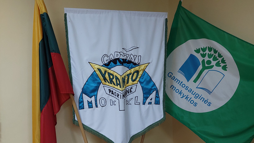 Flaggen der Eco-school Gargzdai in Klaipeda, Litauen 