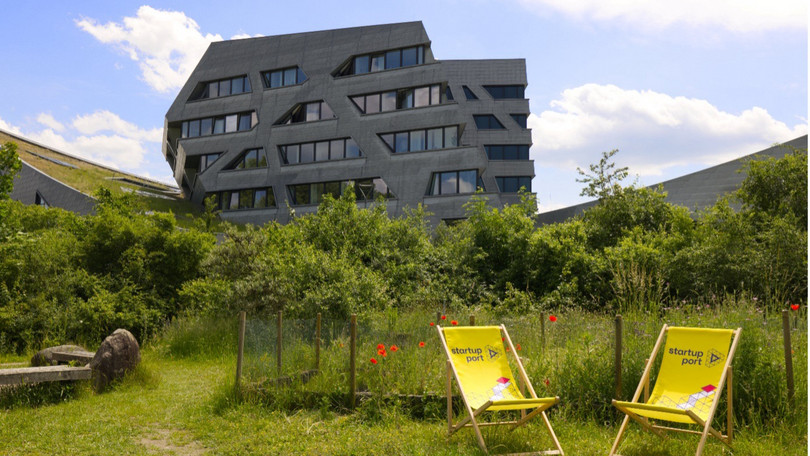 Liegestühle vor Zentralgebäude