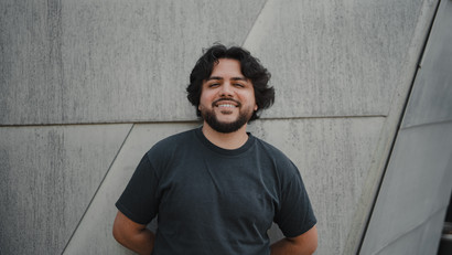 Portraitfoto von Eduardo Alcaraz Bracho, Studierender des Masters Kulturwissenschaften: Medien und Digitale Kulturen