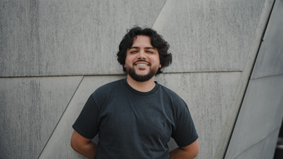 Portrait photo of Eduardo Alcaraz Bracho, student of the Masters Media and Digital Cultures