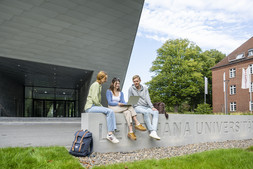 Arbeitssituation mit Studierenden vor dem Zentralgebaeudeeingang