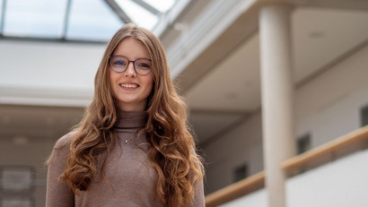 Tomke Wachtendorf berichtet. Portraitfoto von Tomke Wachtendorf, Studierende des Masters Rechtswissenschaft