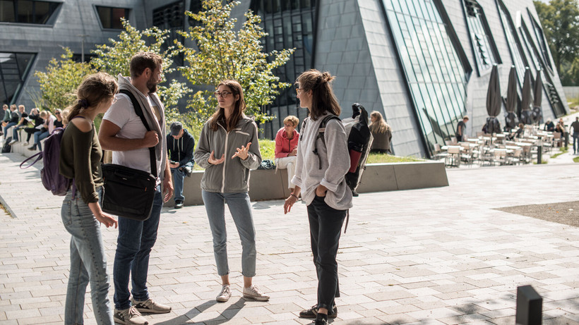 Studierende vor dem Zentralgebäude der Leuphana.