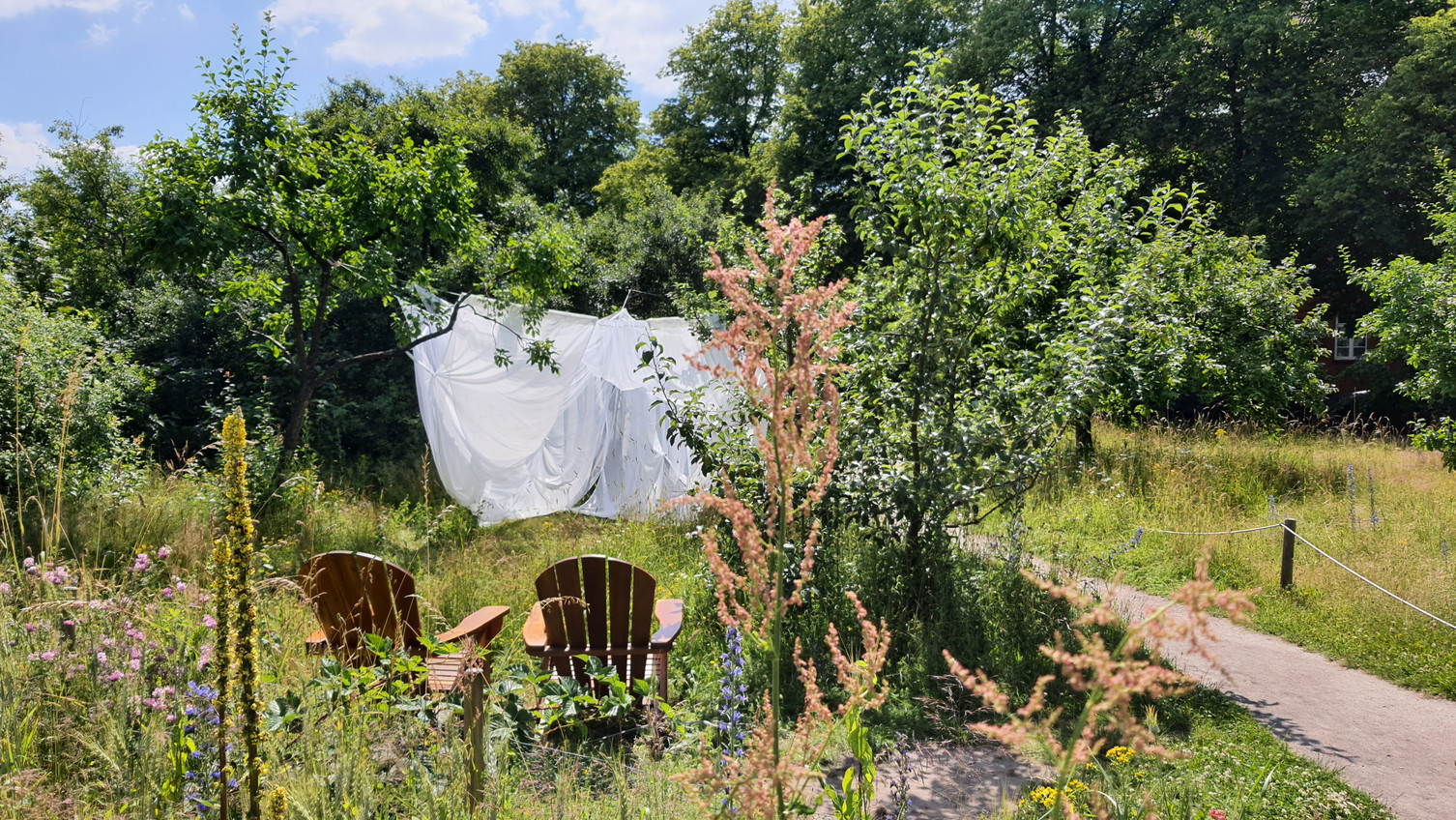 Kunstinstallation im Biotopgarten