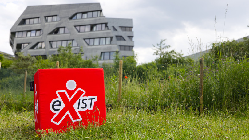 Exist Block Vor Zentralgebäude