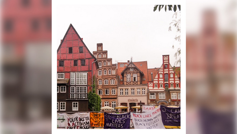 Das Bild zeigt den Lüneburger Stint mit Black Lives Matters Plakaten
