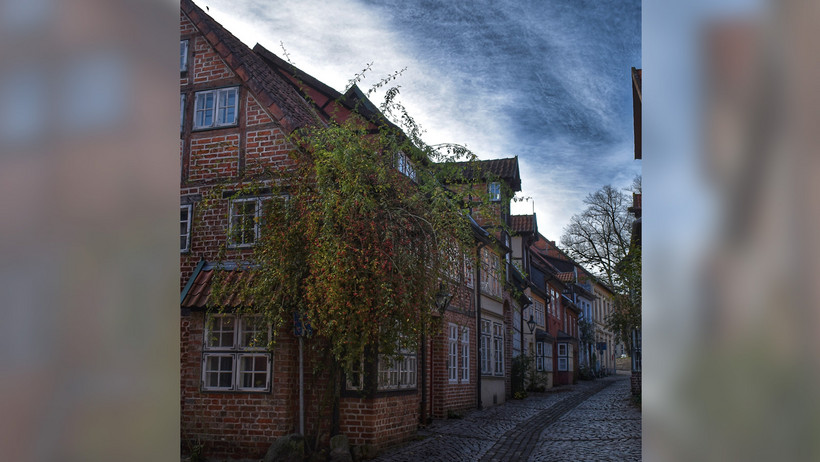 Das Bild zeigt eine mittelalterliche Gasse in Lüneburg