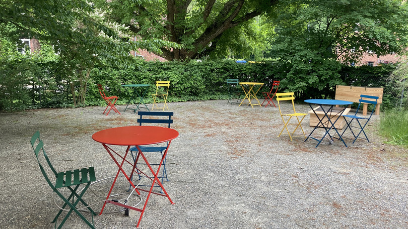 Bunte Stühle bei Gebäude 14 Bunte Stühle auf Kiesboden