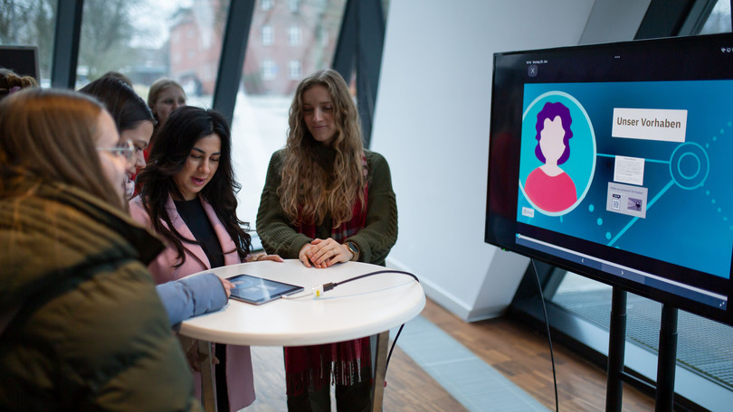 Studierende präsentieren ein Projekt