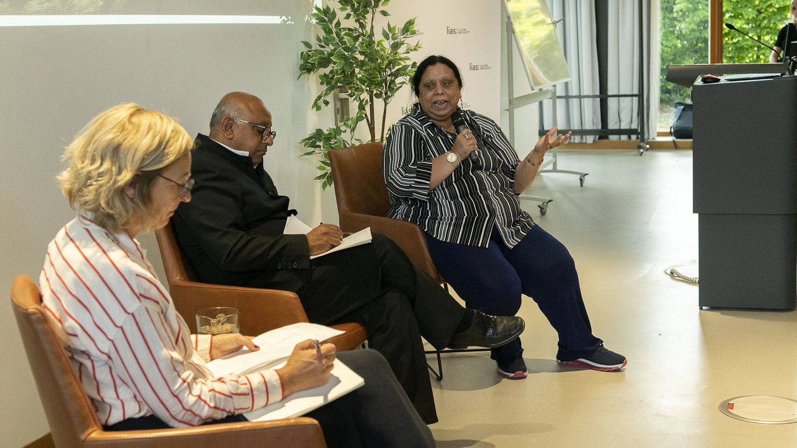 Susanne Leeb, Premesh Lalu und Paula Banerjee diskutieren die LIAS Lecture "Thinking Across Hemispheres"