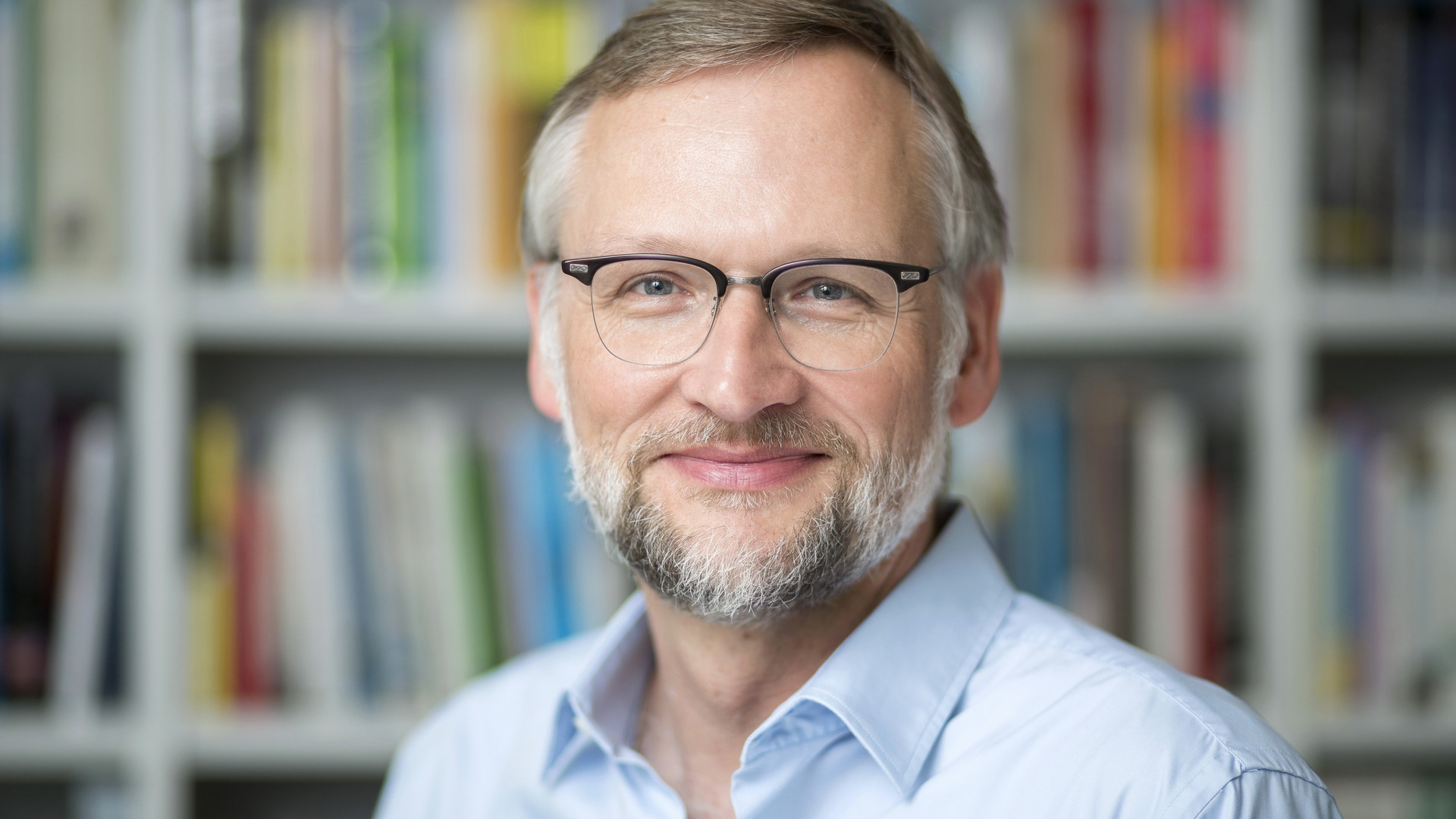 Ralph Hertwig fotografiert in seinem Büro