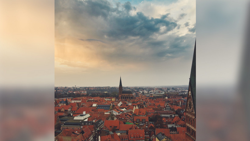 Das Bild zeigt die Lüneburger Altstadt aus der Vogelperspektive