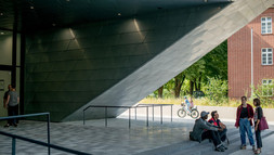 Zentralgebäude_belebtII183