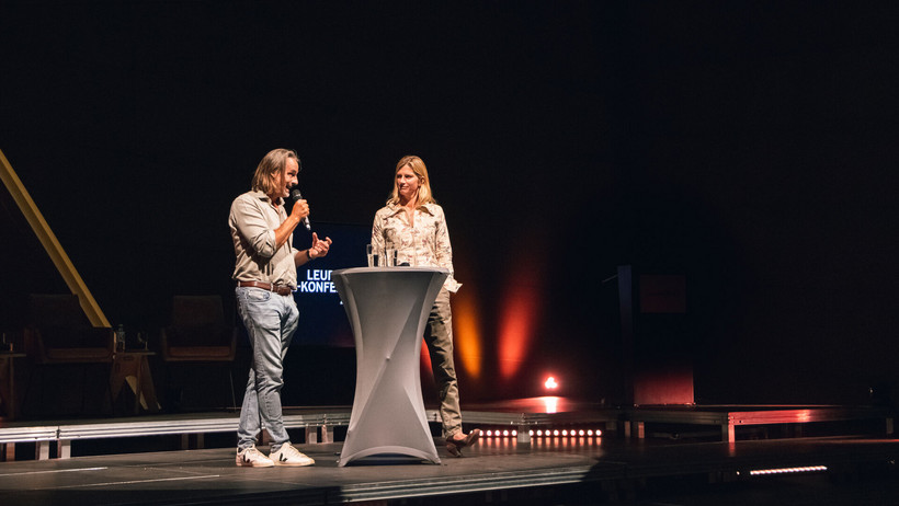 Maja Göpel und Richard David Precht bei der Eröffnung der Utopie-Konferenz. 