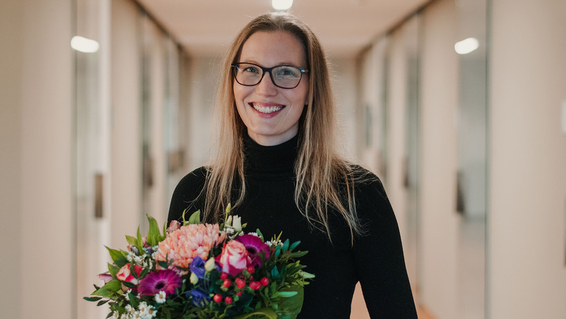 Monika Imschloß with a bouquet of flowers.