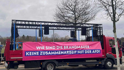 Lastwagen mit Brandmauer-Schild von Reichstag