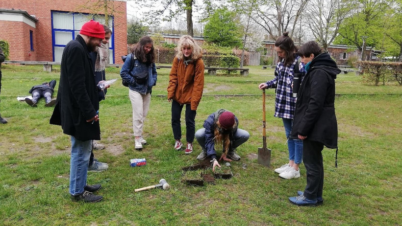 Studenten entnehmen im April 2023 Bodenkerne zur Messung von Kohlenstoff und Stickstoff im Boden, sowie zur Messung der Bodendichte, damit sie im Laufe der Zeit die Kohlenstoffbindung in den Wiesen und Rasenflächen bewerten können