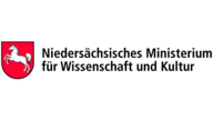 Das Bild zeigt das Logo des Niedersächsischen Ministeriums für Wissenschaft und Kultur, bestehend aus dem Niedersächsischem Landeswappen und dem Schriftzug.