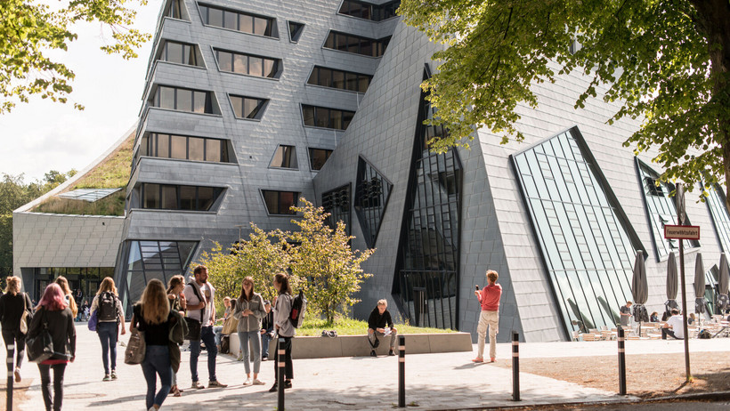 Belebter Campus vor dem Zentralgebäude