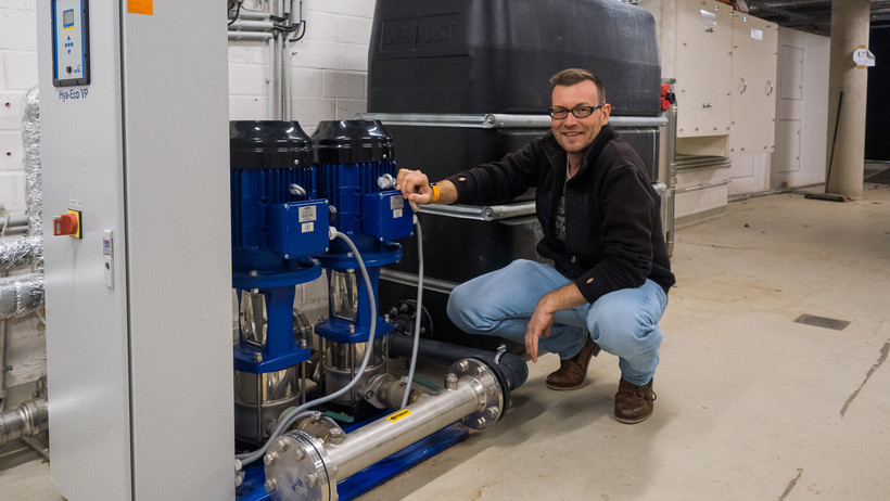 Oliver Braune vor der Druckerhöhungsanlage im Keller des Zentralgebäudes für die Regenwassernutzung