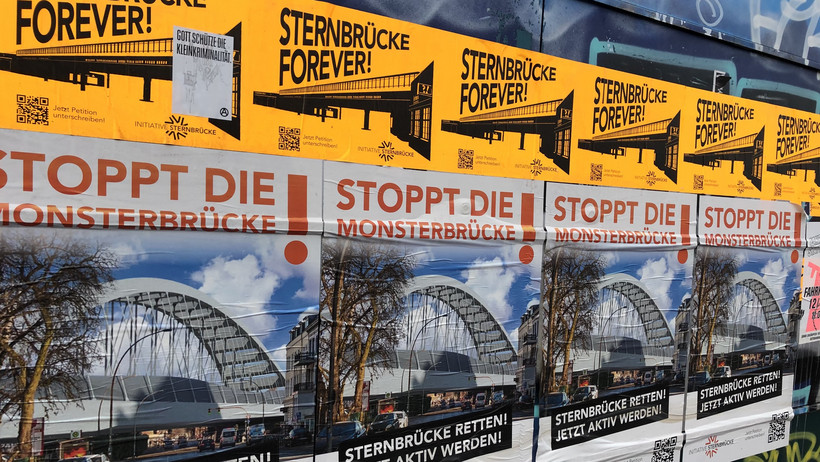 Protestplakate an der Sternbrücke