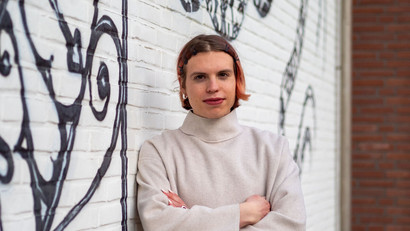 Nike Mattheis berichtet. Portraitfoto von Nike Mattheis, Studierende des Masters Kulturwissenschaften: Kritik der Gegenwart – Künste, Theorie, Geschichte