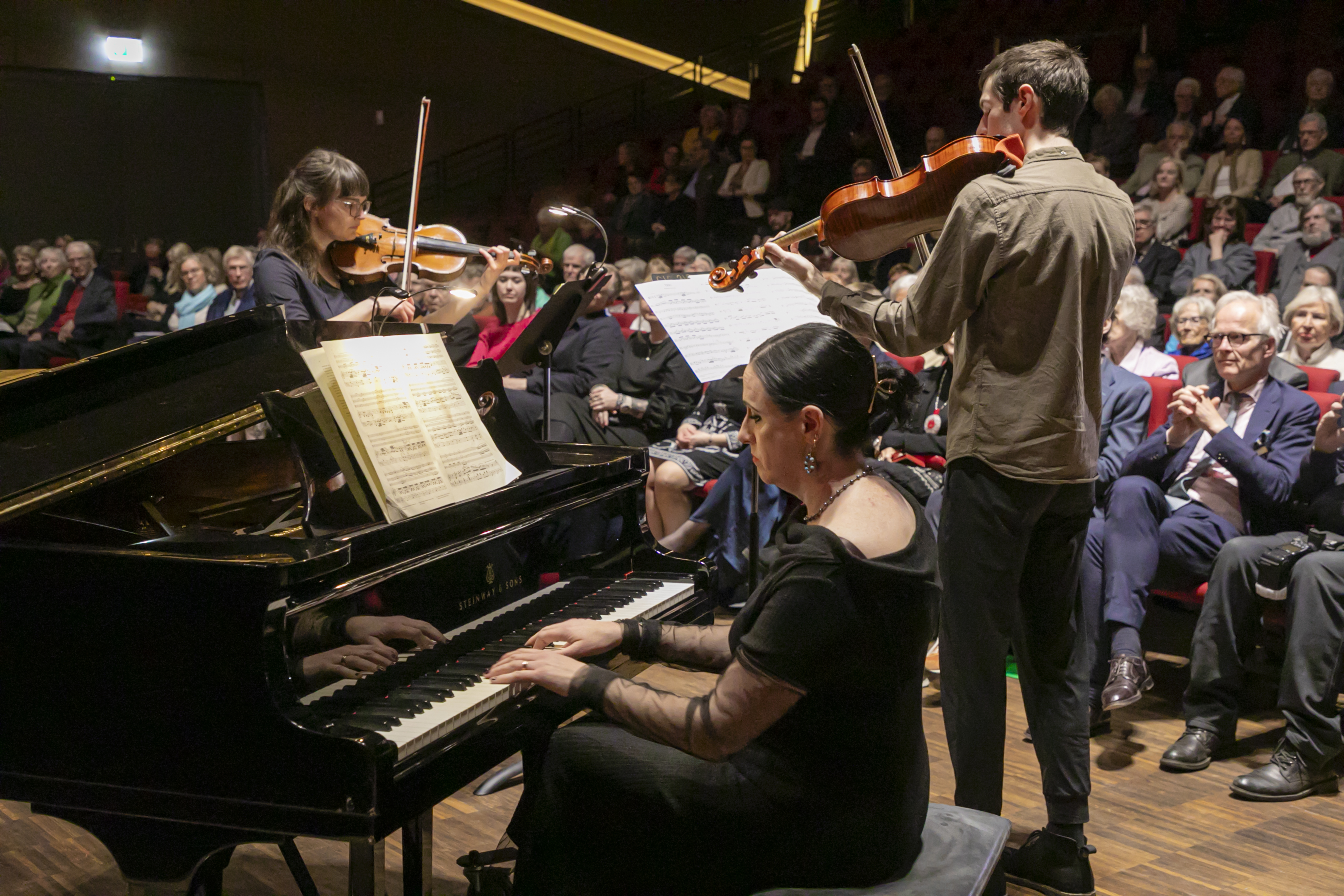 Der Auftritt des Trios bei der Preisverleihung mit Perspektive auf das Publikum