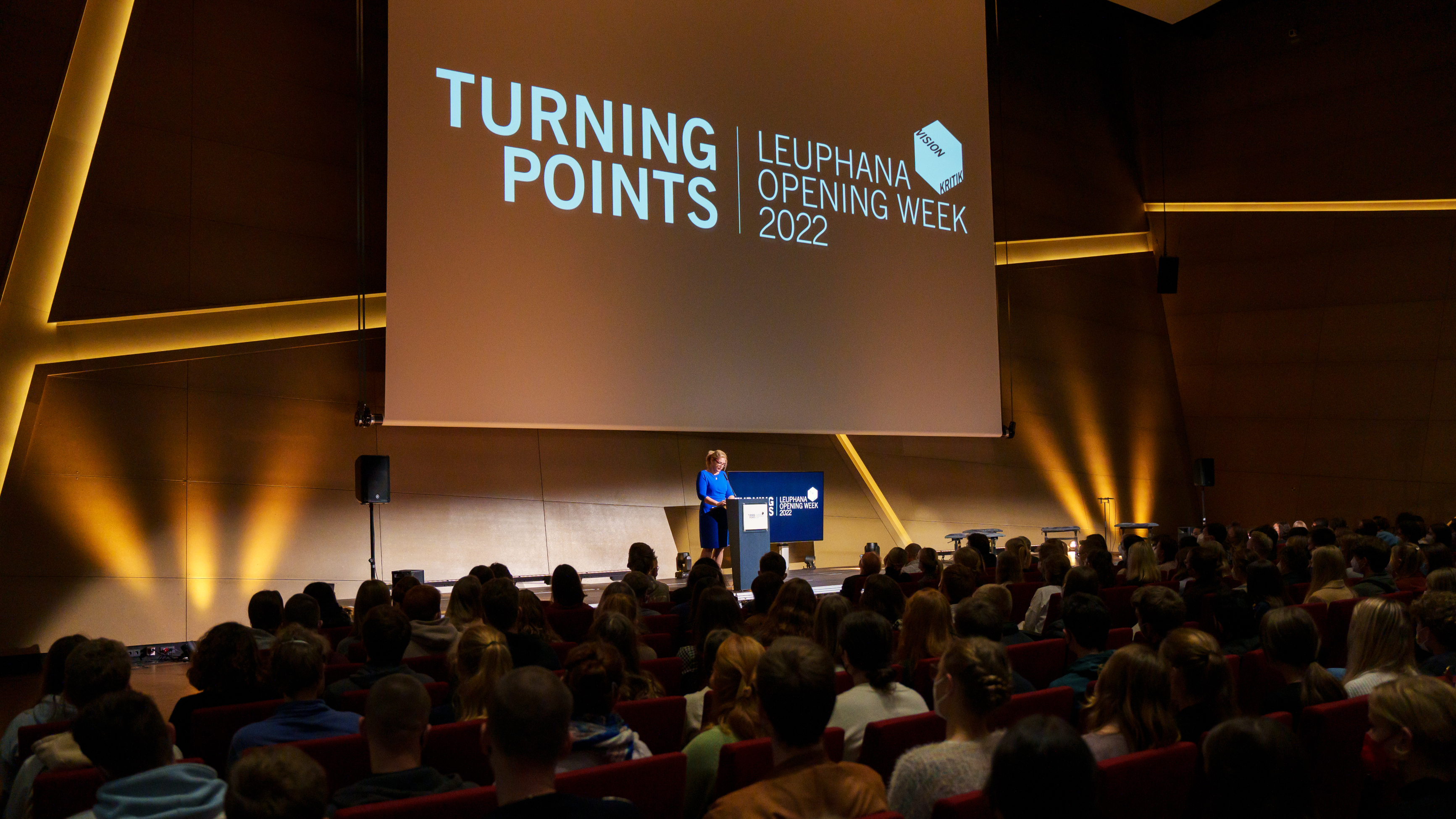 Claudia Kalisch, Oberbürgermeisterin von Lüneburg, spricht während der Eröffnungszeremonie zu den Studierenden im Auditorium