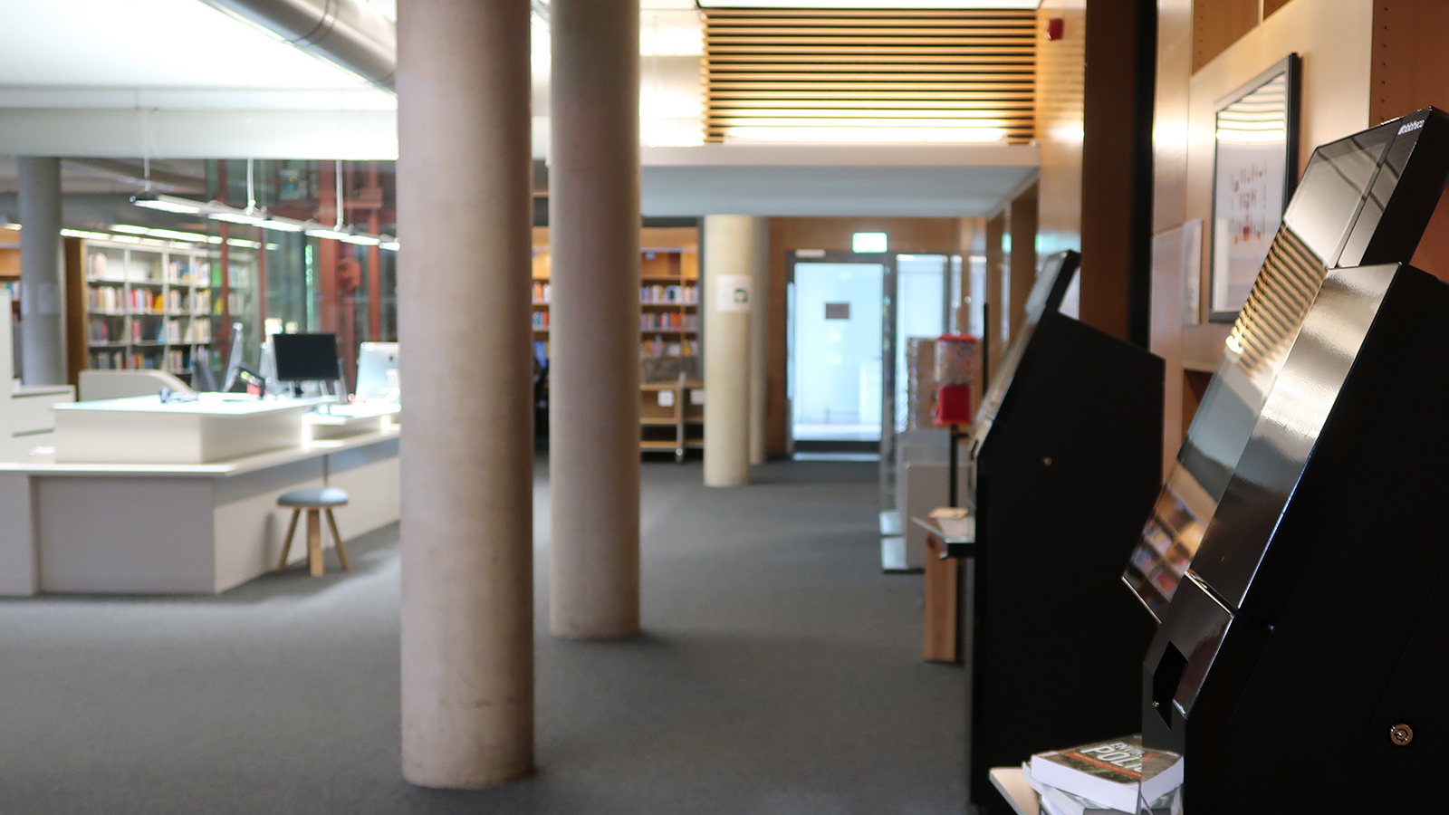 Lesesaal Erdgeschoss mit Selbstverbuchern und Infotheke
